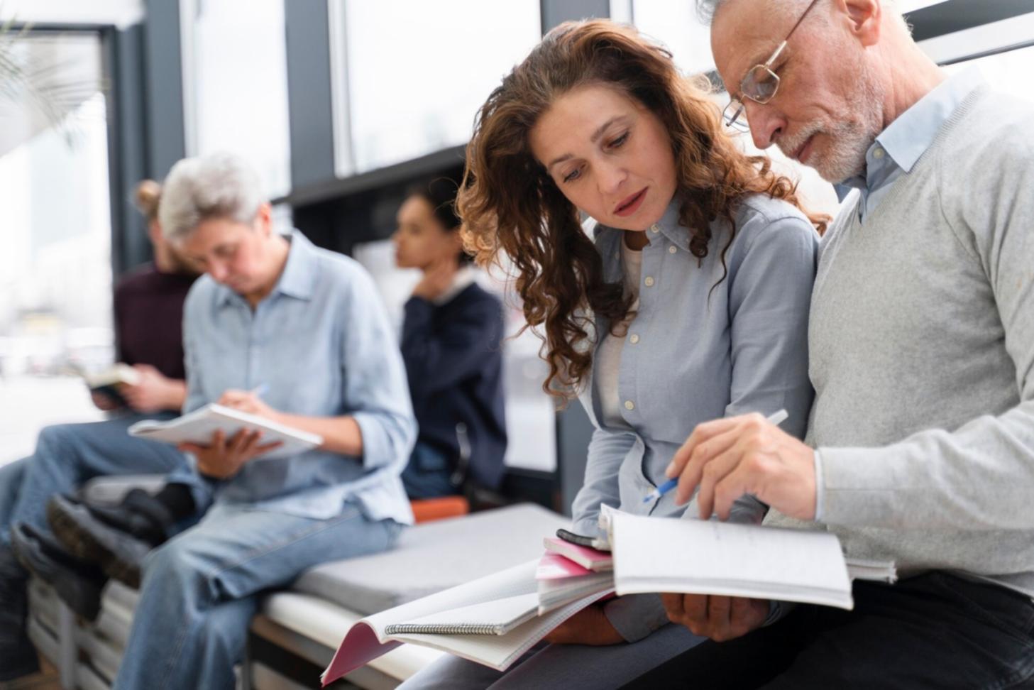 Equipo revisando documentación financiera en oficina moderna