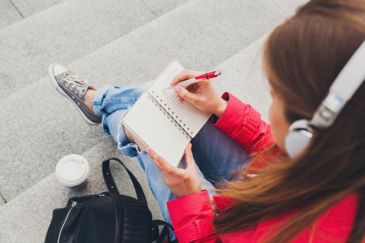 Equipo de narionkavo trabajando en análisis financiero colaborativo