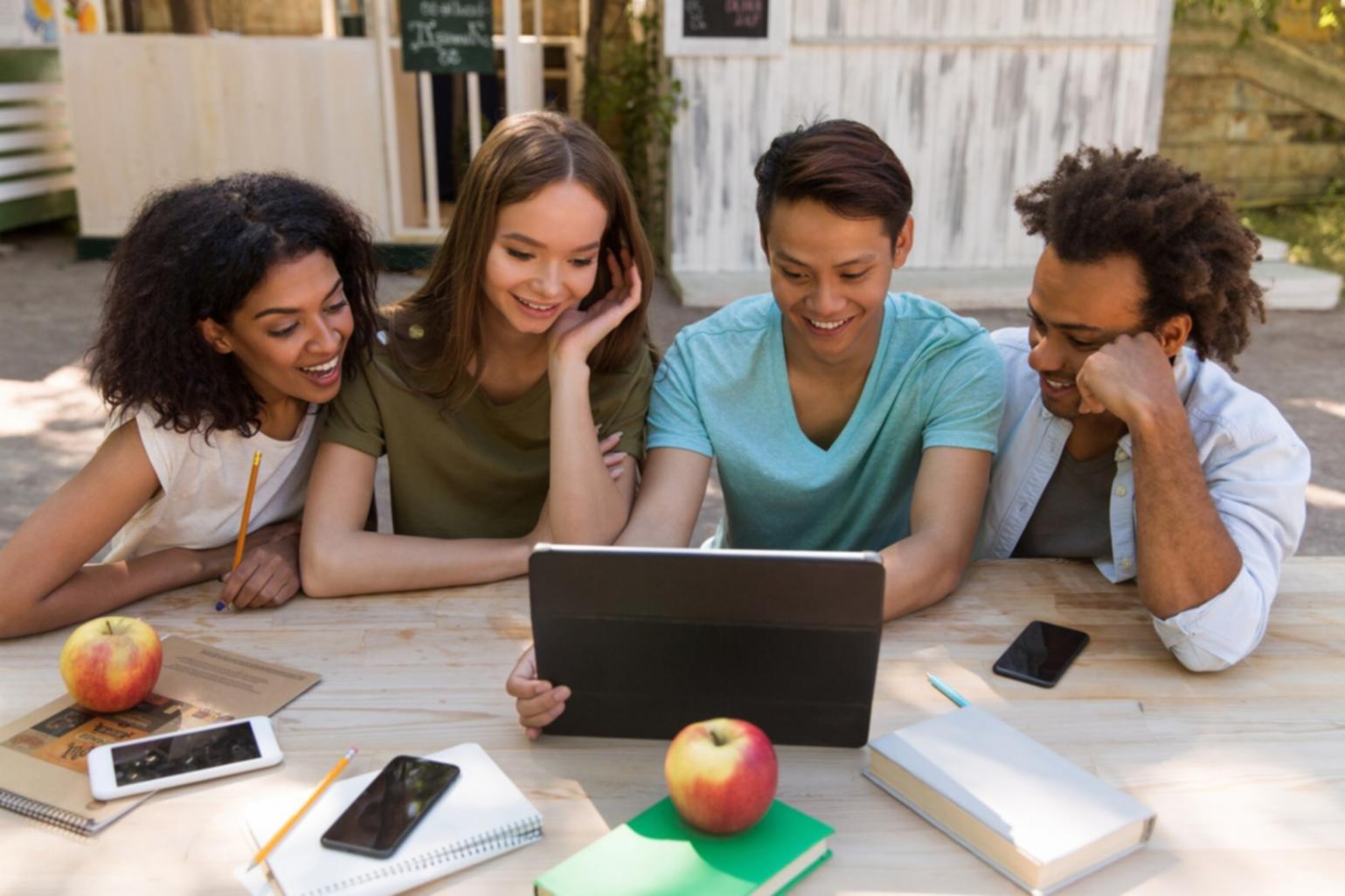 Sesión de trabajo del equipo narionkavo en oficina moderna