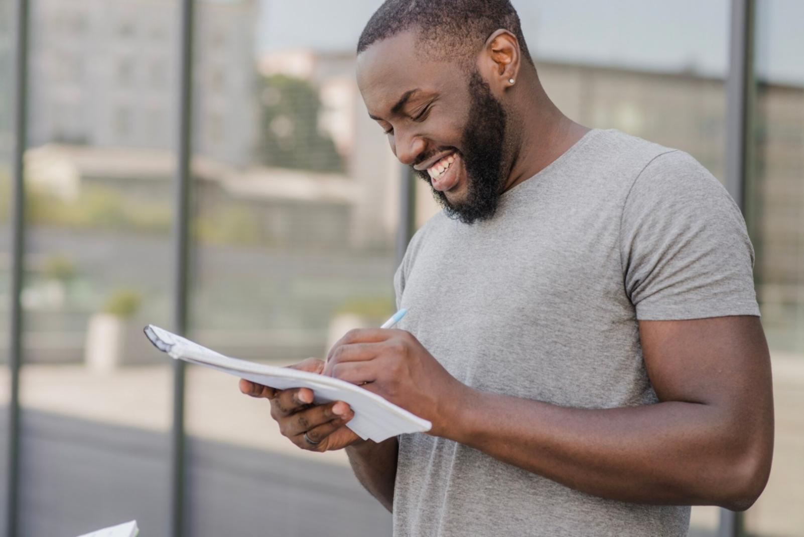 Profesional trabajando en análisis financiero con documentos y ordenador